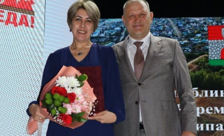 Чирмешән районы авыл җирлекләре башлыклары һәм белгечләре бүләкләнде