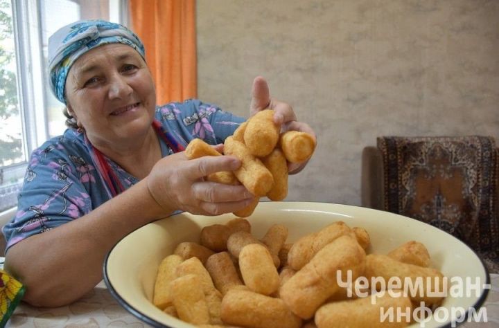 Рушания Сальманова из села Нижняя Каменка искусно печет бавырсак