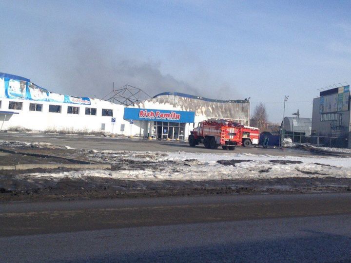 Видео: В Тюмени сгорел магазин игрушек