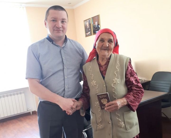 Жительница Черного Ключа Минхая апа получила гражданство