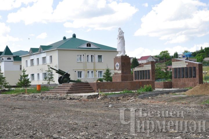 В Черемшанском Парке Победы еще бы и памятник обновить