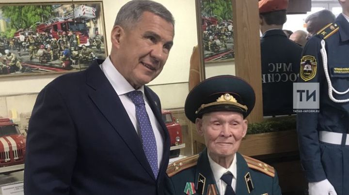 28 декабрьдә 101 яшь тулачак фронтовикка Рөстәм Миңнеханов Рәхмәт хаты тапшырды
