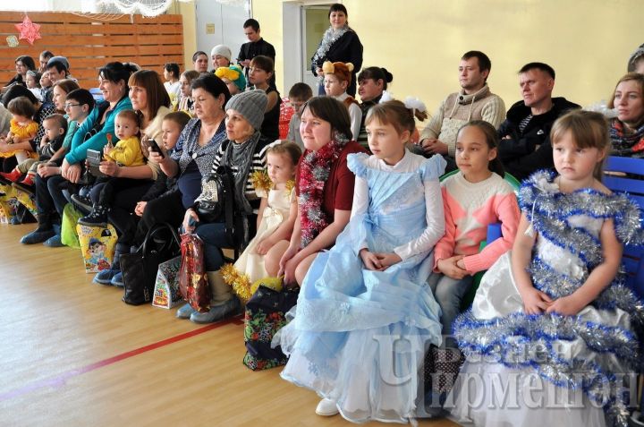 В Черемшане на Новогодний праздник собрали детей со всего района