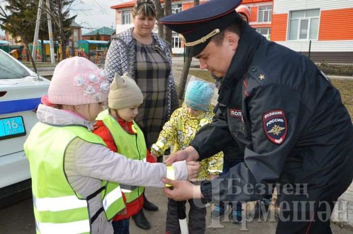 Чирмешән автоинспекторлары яктылык кайтаручы элементларның кирәклеген аңлаталар