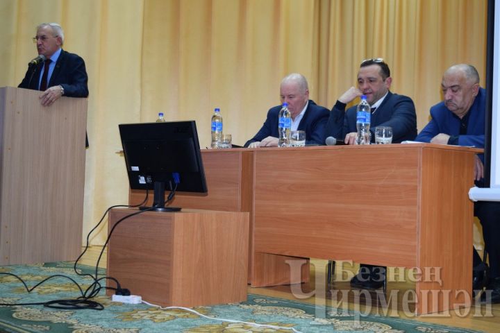 На сходе граждан в Ульяновке прозвучало предложение об отведении парковой зоны, взял слово и прокурор