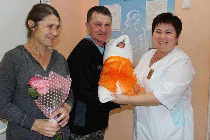 В Туйметкино новорожденного ребенка привезли с подарками из роддома