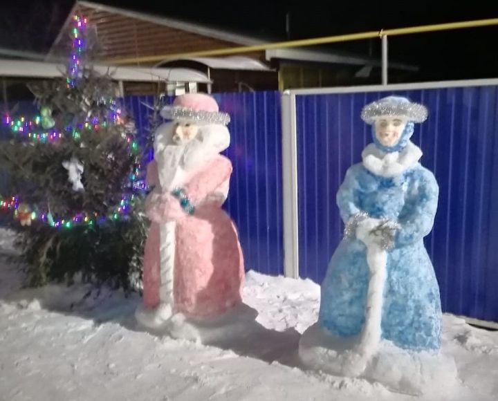 Въезжающих в село Амирово встречают Дед Мороз и Снегурочка