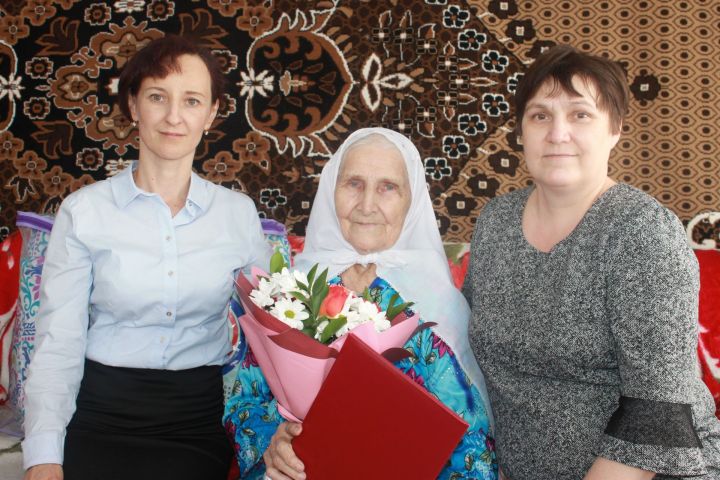 90-летняя жительница села Утыз Имян Амина Гафиятуллина воспитала девятерых детей