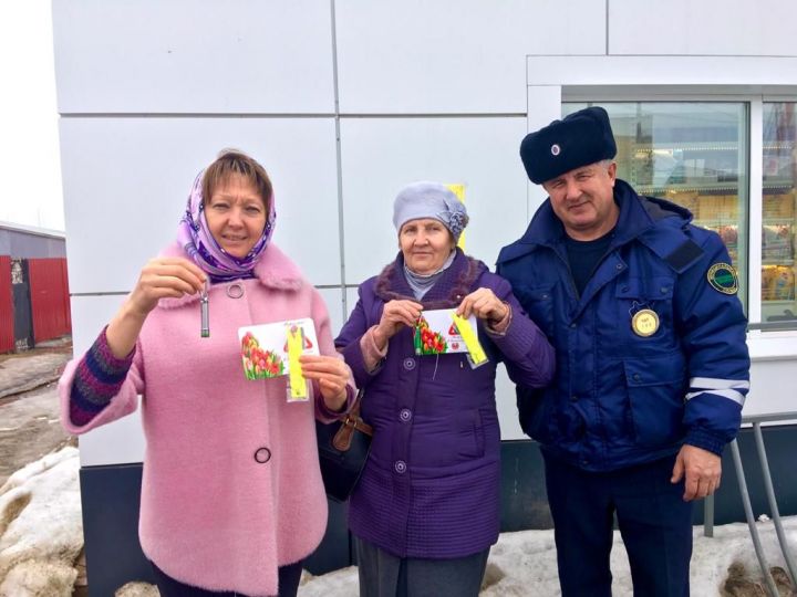 Карманные фонарики получили жители Татарстана от инспекторов ГИБДД и ЮИДовцев