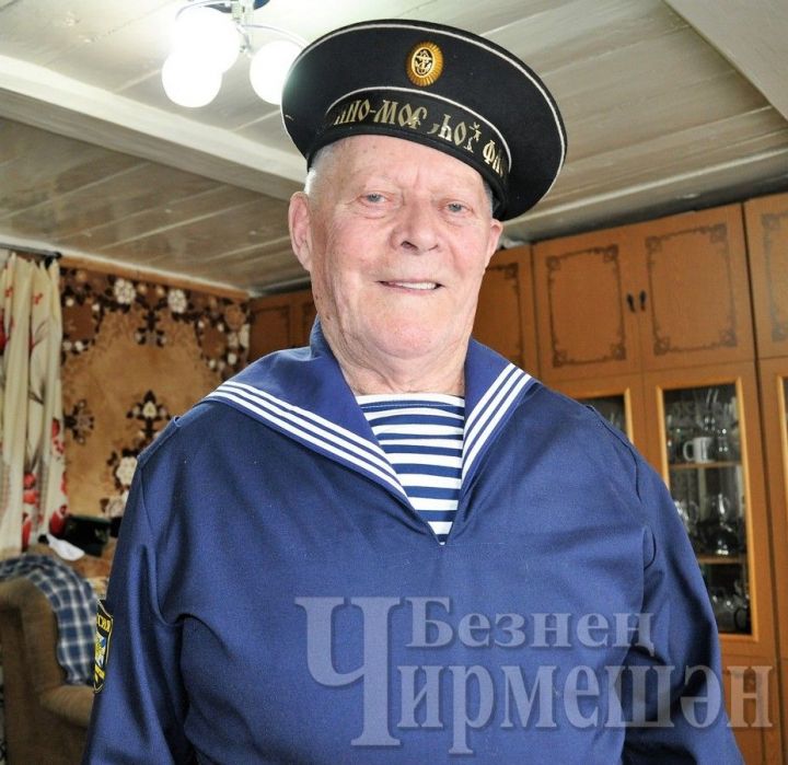 89-летний ветеран труда из Беркет Ключа носит форму моряка