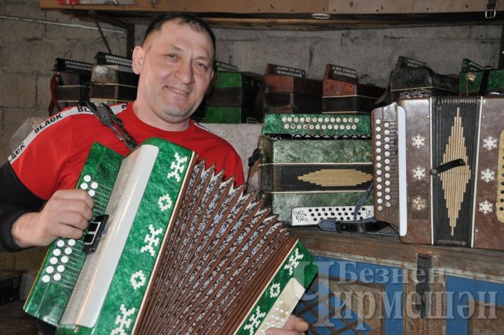 Марат Исхаков из Черемшана коллекционирует гармони