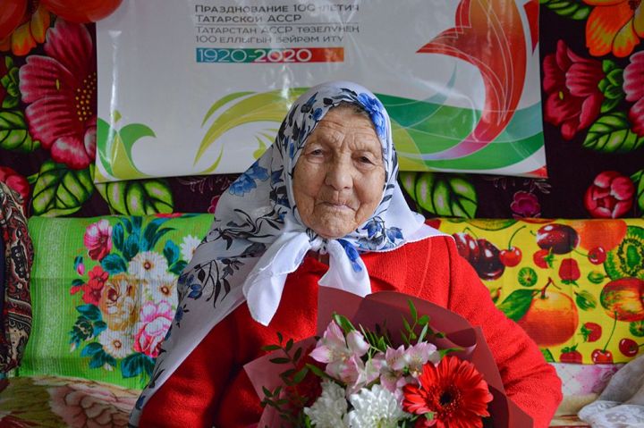 90-летнего юбиляра из Карамышево поздравили и соседи
