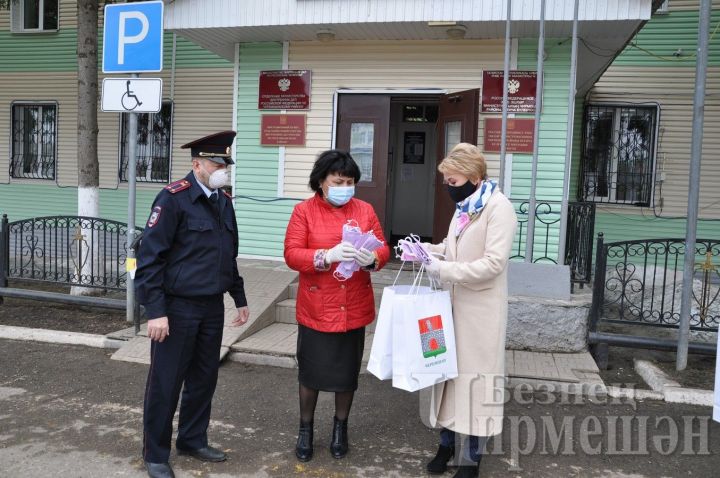Чирмешән районында мәгариф һәм мәдәният хезмәткәрләре полицейскийларга битлекләр теккәннәр