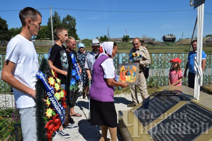 В Петров день в Аккиреево ходили на кладбище и варили картофель нового урожая
