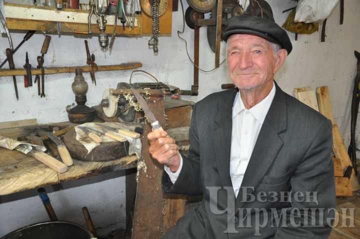 В черемшанском селе Старое Кадеево 88-летний мастер делает ножи