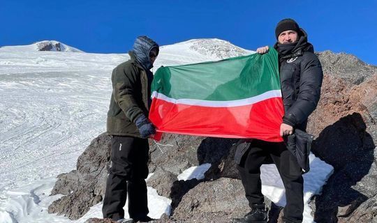 Муфтий Татарстана поднял флаг республики на Эльбрусе
