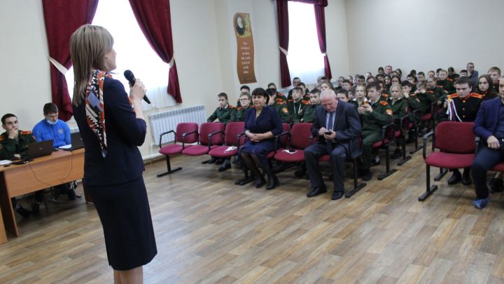 Депутат провела парламентский урок с черемшанскими кадетами