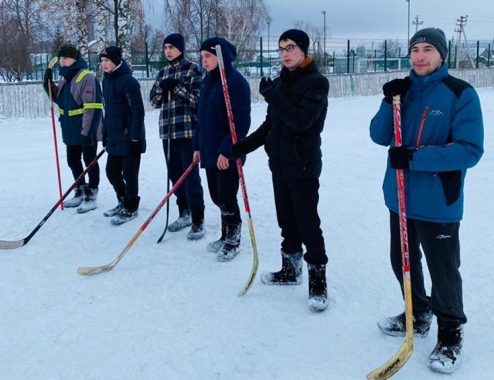 В Старом Кадееве Черемшанского района играли в хоккей «в валенках»