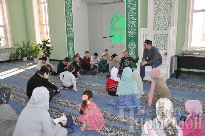 Черемшанские дети отдыхают в мечети