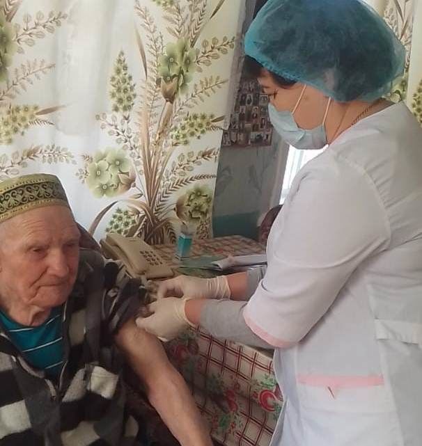 В Черемшанском районе 96-летнему получателю социальных услуг, ветерану войны сделали прививку
