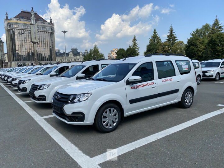 Президент Татарстана вручил ключи от 90 автомобилей для 42 ЦРБ