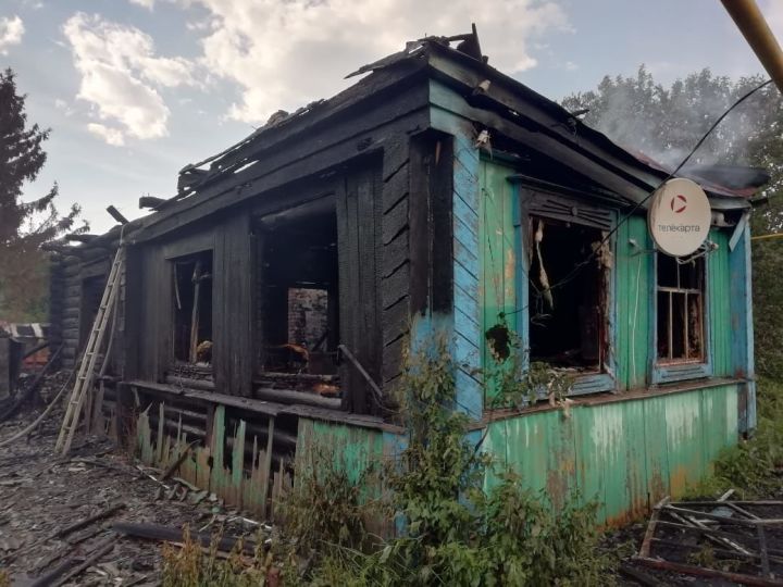 В Черемшанском районе, пострадавшей от пожара многодетной семье, &nbsp;оказывается помощь