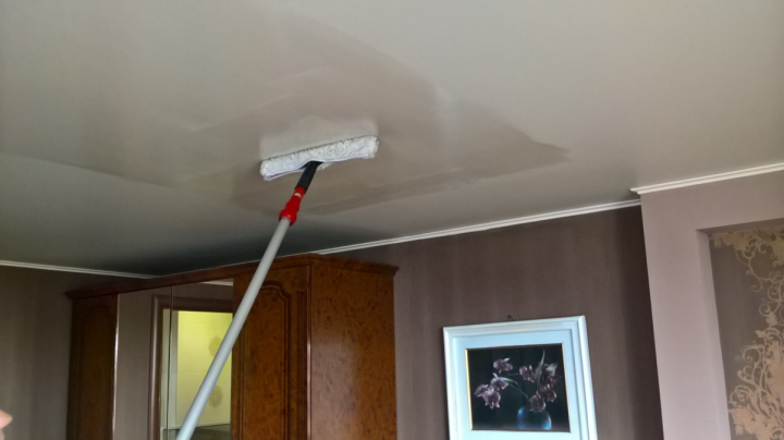 Как правильно помыть натяжной потолок и не испортить его