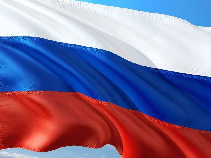 В российских школах начнут поднимать государственный флаг с нового учебного года