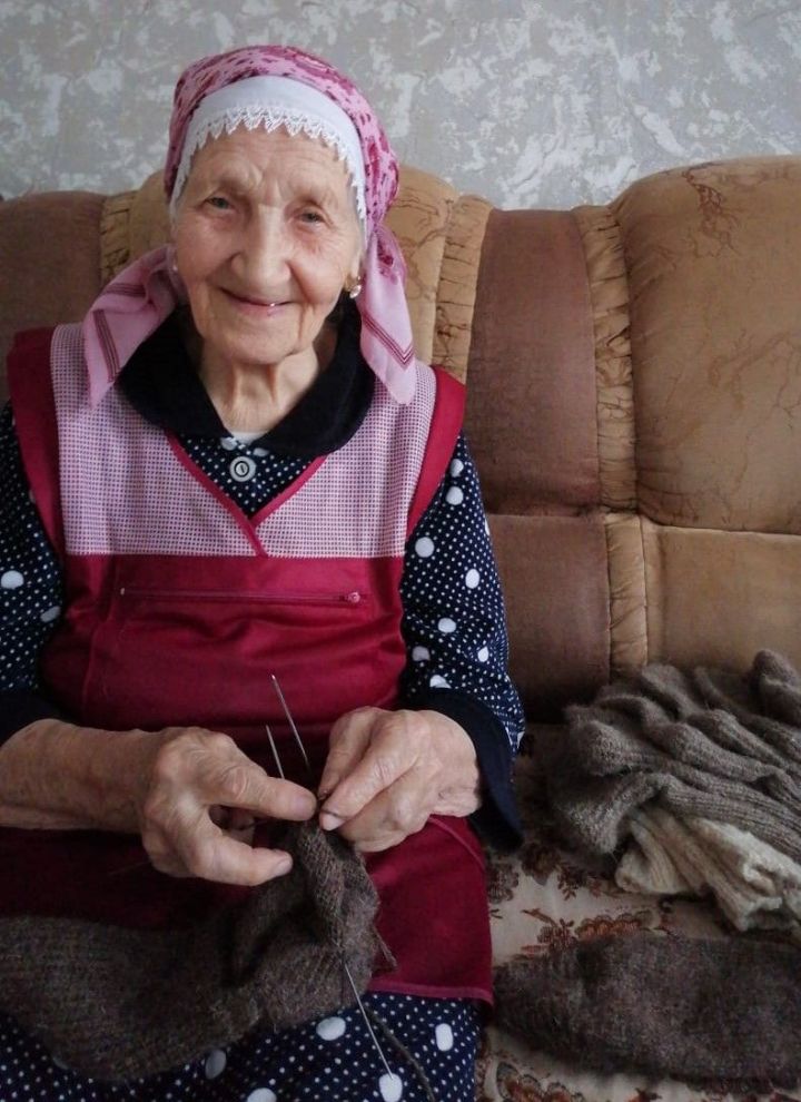 Туйметкинские женщины вяжут теплые носки для военных