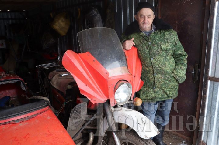 Черемшанский ветеран с уверенностью выезжает в путь на своем 36-летнем мотоцикле