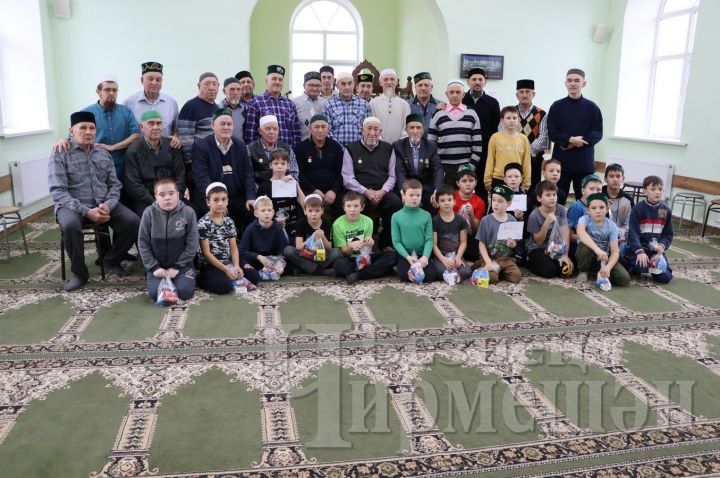 В Черемшанской центральной мечети ветеранам вручили почетный знак