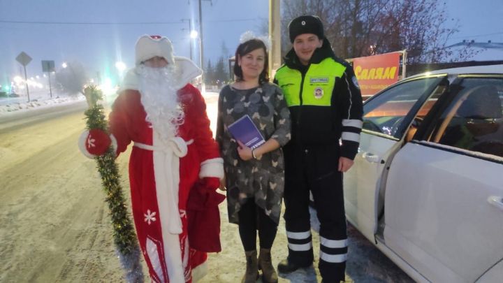Черемшанские автоинспекторы поздравили водителей с Новым годом