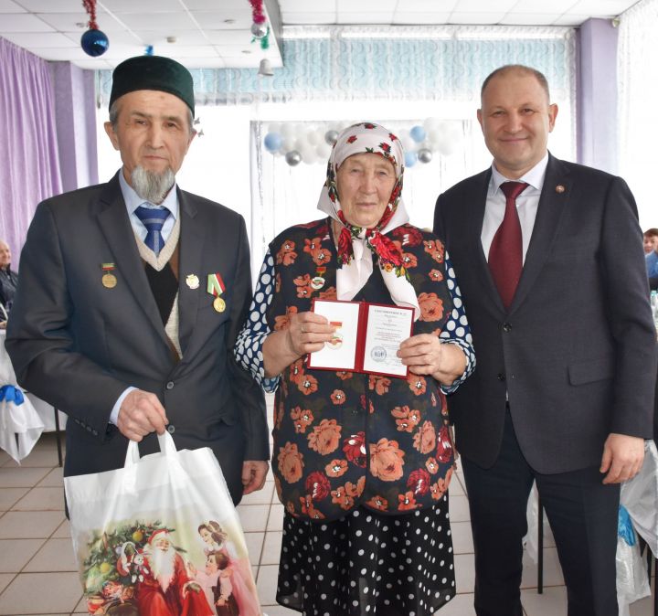 В Черемшане организовали новогодний праздник для ветеранов