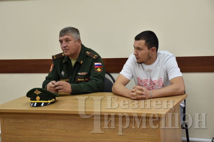 Студентам Черемшанского аграрного техникума рассказали об армейской жизни