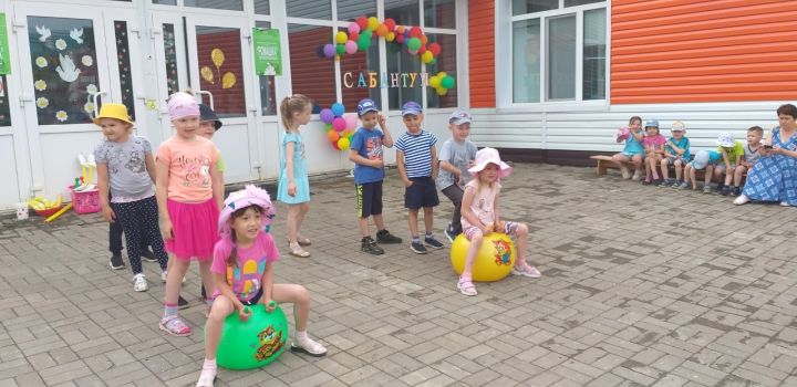 В Черемшанском детском саду «Ромашка» были и конные скачки
