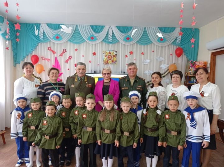 Воспитанники детского сада общались с военными