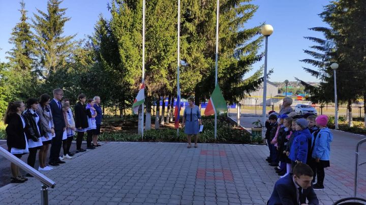 В школах Черемшанского района учебный день начинается с поднятия флага