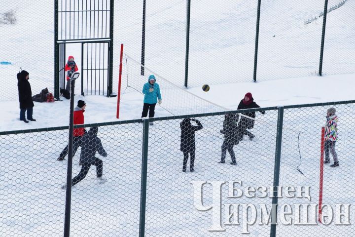 В Черемшане играли в волейбол на снегу