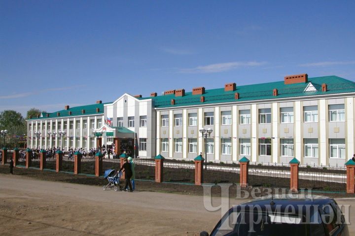 Лашман мәктәбенең элеккеге укучысы укытучысын бүләк белән сөендерде