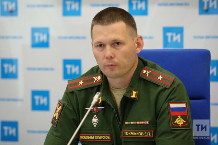 Евгений Токмаков рассказал, где в РТ можно получить ответы на вопросы о службе по контракту