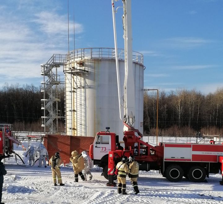 Пожарные провели учения на нефтяном объекте
