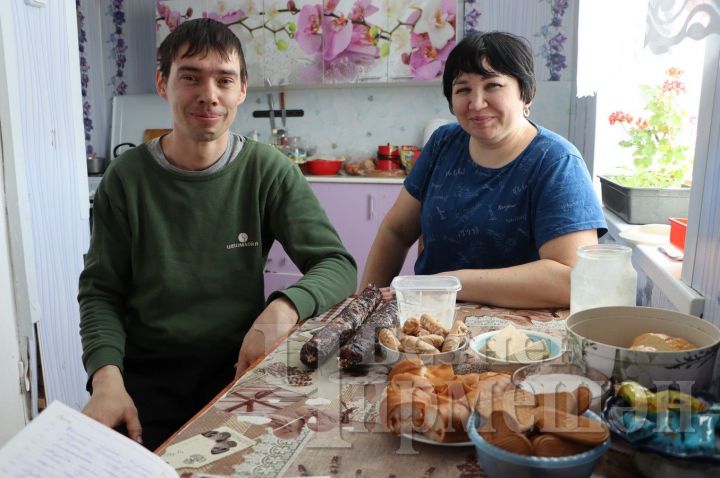Чирмешәндә яшәүче Зәйнуллиннарга сөт кенә түгел, тирес сорап та киләләр