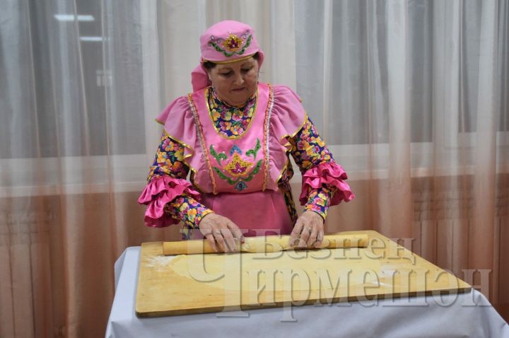 В Черемшане в День татарской культуры учили резать домашнюю лапшу