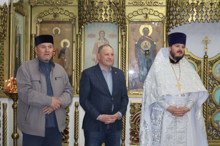 Глава Черемшанского района Рамиль Айбатов поздравил православных с Пасхой