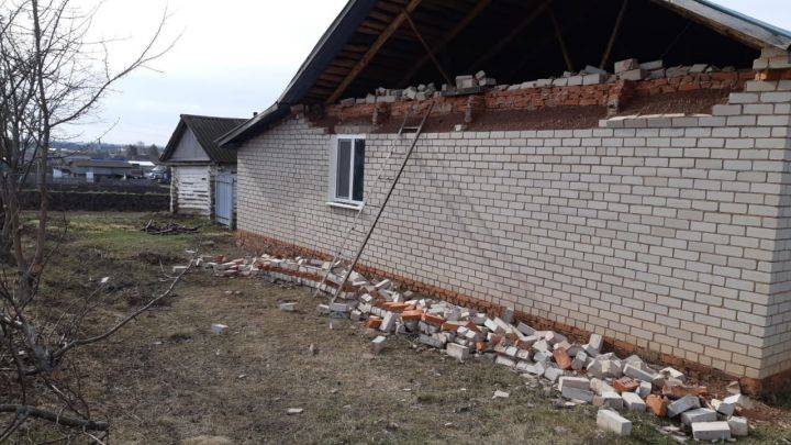 В Черемшанском районе сильный ветер повредил крыши домов