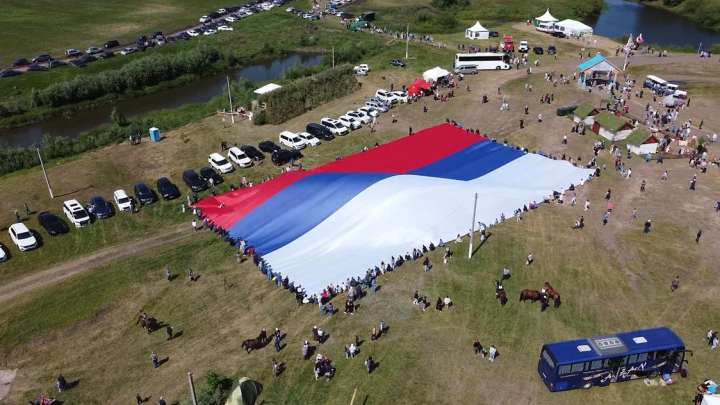 В Апастовском районе  развернули российский флаг размером 50 на 30 метров