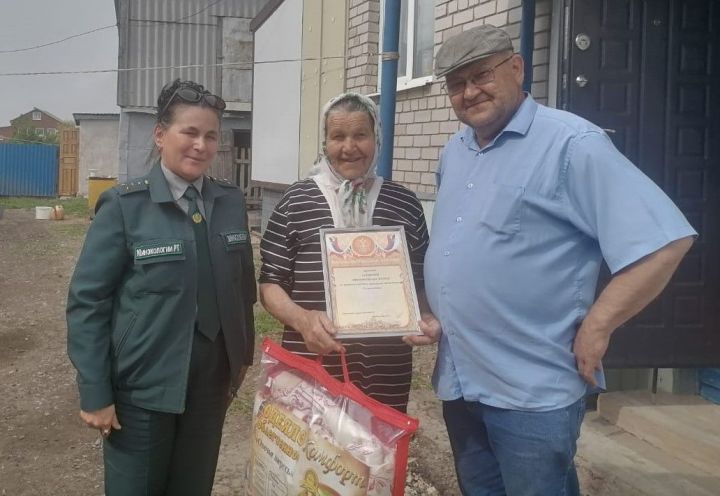 За активное участие на субботниках 84-летней жительнице Лашманки вручили подарок