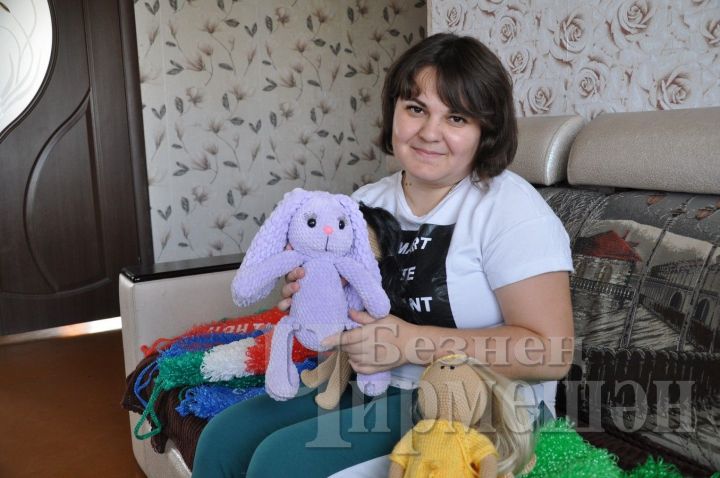 Жительница Черемшана Елизавета Самойлова вяжет куклы