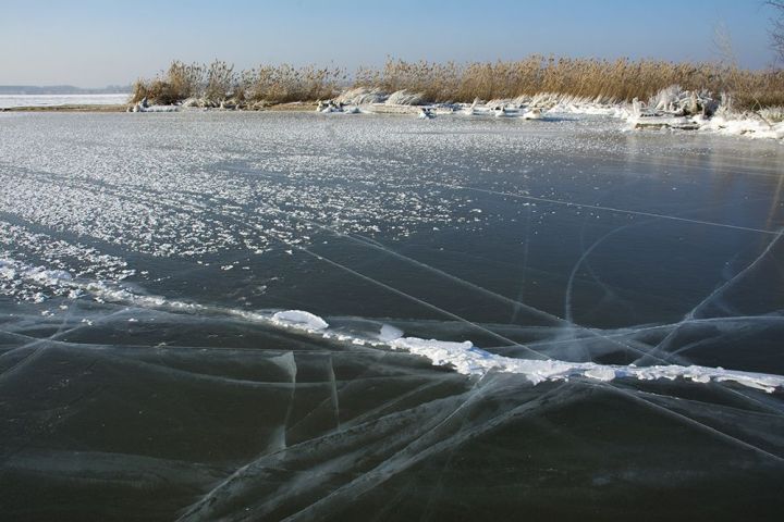 Ике бала, буада юка боз өстенә кереп, суга батып үлгән