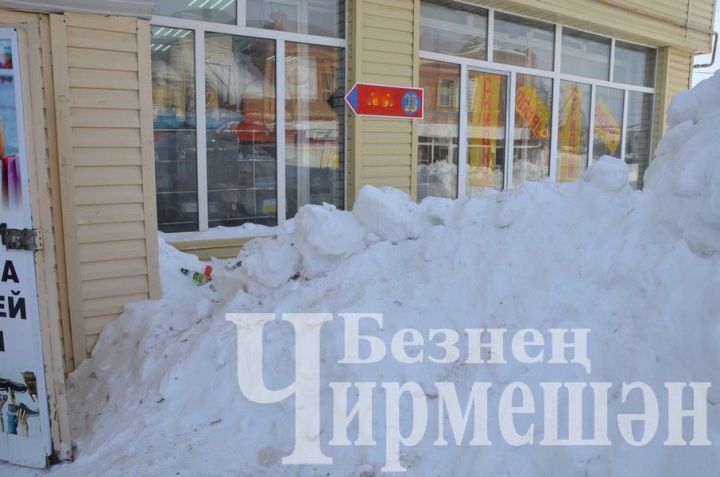 В Черемшане территории некоторых торговых центров завалены снегом